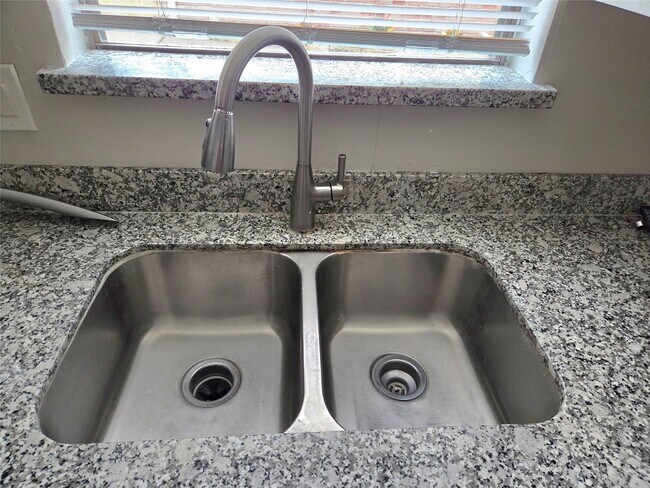 Building Photo - 9115 Woodleigh Dr