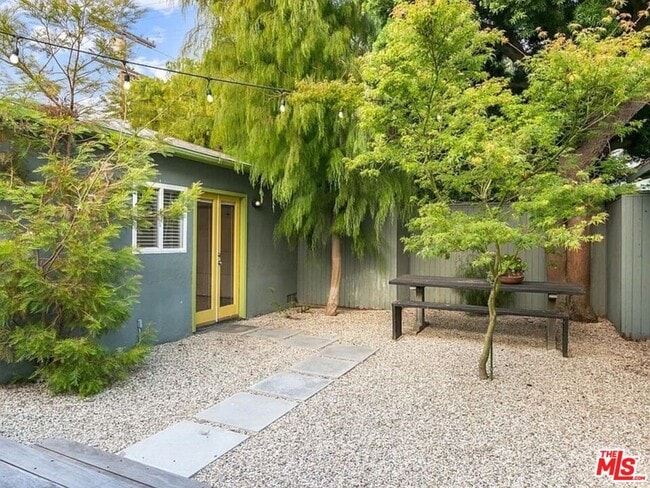 Building Photo - 906 Venezia Ave