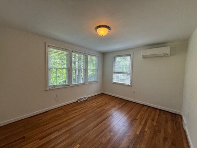 Building Photo - Charming One Floor Living Downtown!