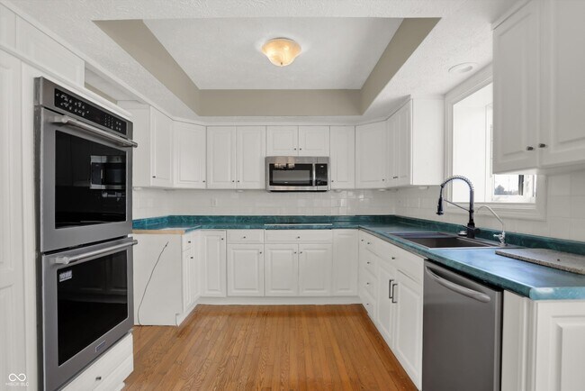 Building Photo - 3037 Golfview Dr