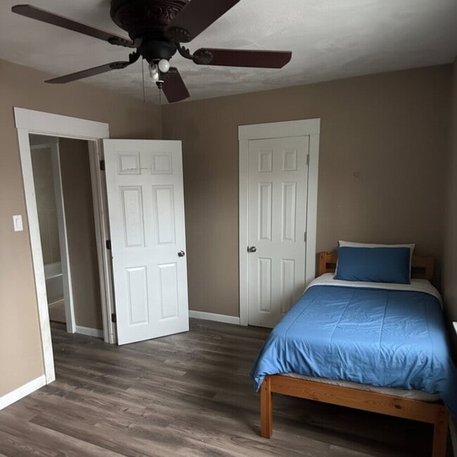 Building Photo - 2021 W 93rd St