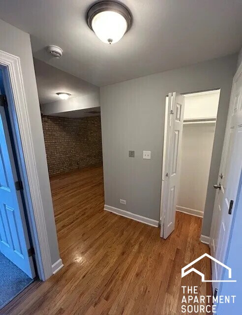 Building Photo - 2340 W Granville Ave