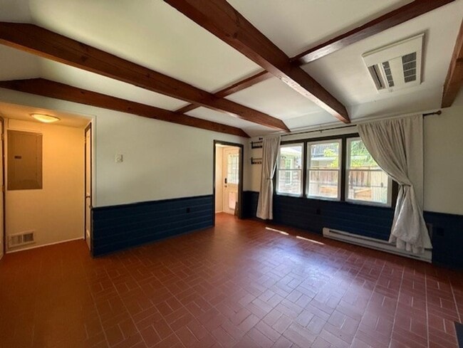 Building Photo - Charming One Floor Living Downtown!