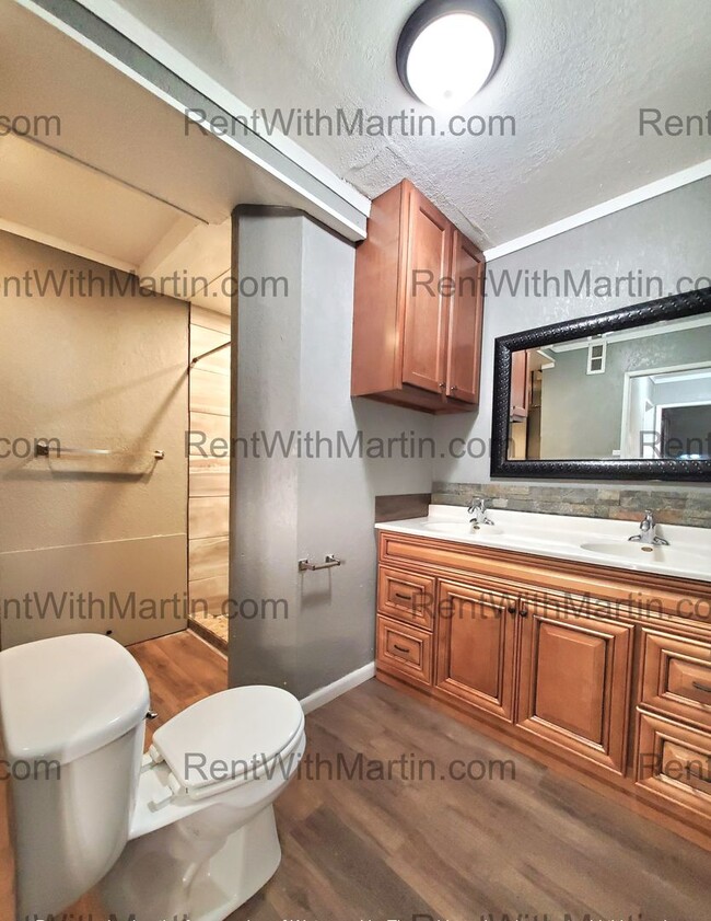 Building Photo - FOR RENT- 2 bed near University/Lark Brewi...