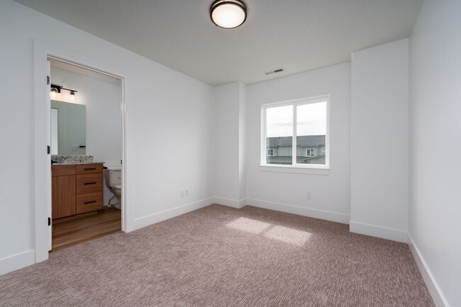 Building Photo - Row Home with 1 car garage 2 bed, 2.5 bath