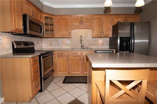 Building Photo - 5 Stratford Hall Pl NE