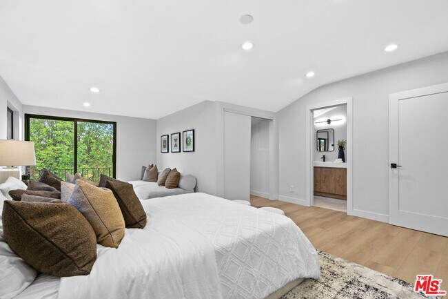 Building Photo - 5132 Escobedo Dr