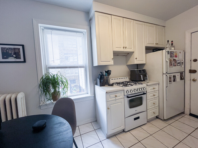 Building Photo - 654 W Oakdale Ave