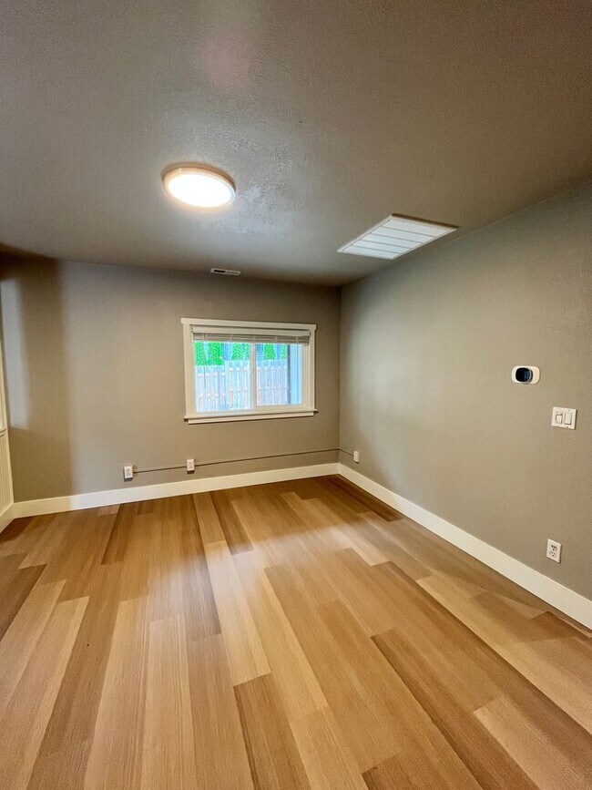 Building Photo - 1410 SE River Forest Rd