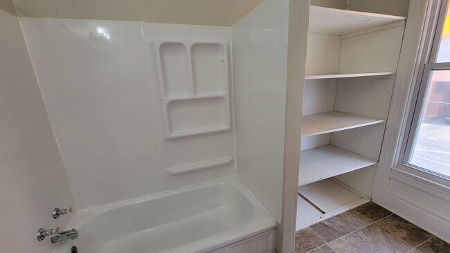 Building Photo - Spacious 1 bedroom and studio in the heart of Eat Street