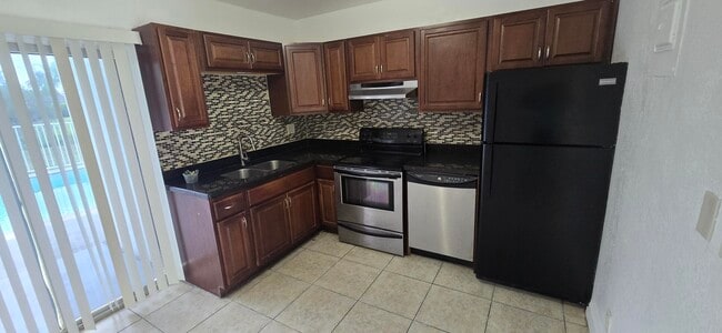 Building Photo - 4011 Woodside Dr