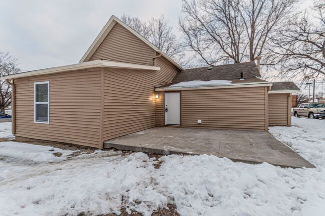 Building Photo - Newly Renovated Single Family Home