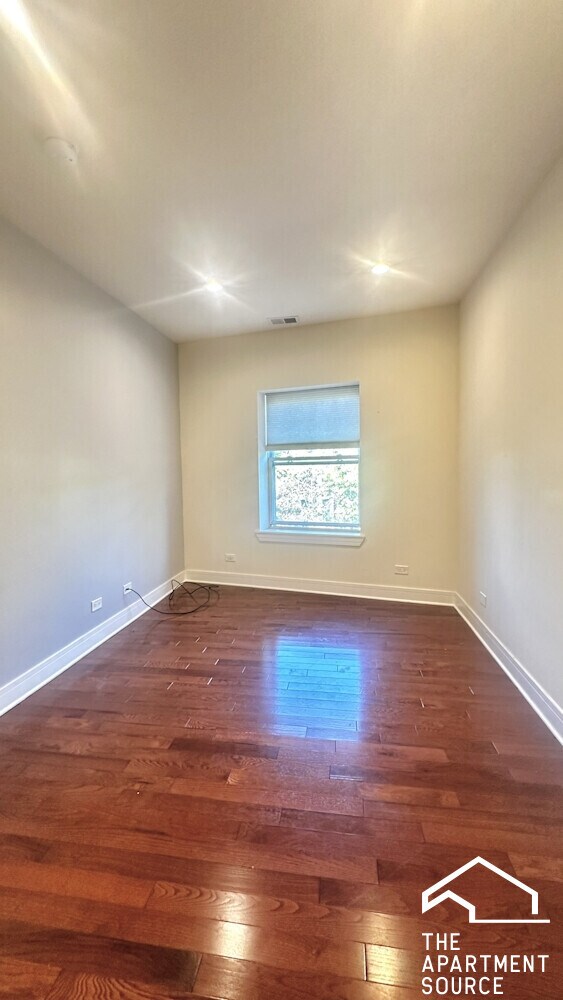 Building Photo - 1159 W Lunt Ave