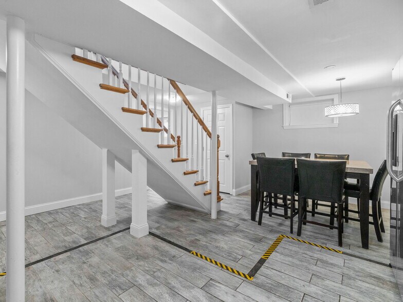 Building Photo - 96 Elm St