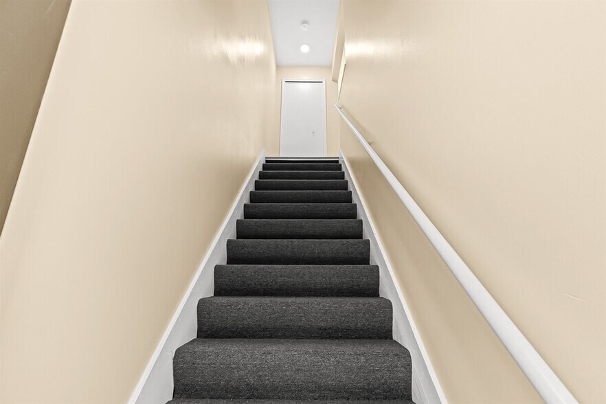 Building Photo - 18423 Sharon Ln