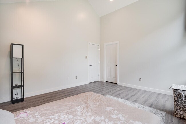 Building Photo - 6351 Lakewood Dr