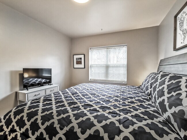 Building Photo - 1207 W 45th St