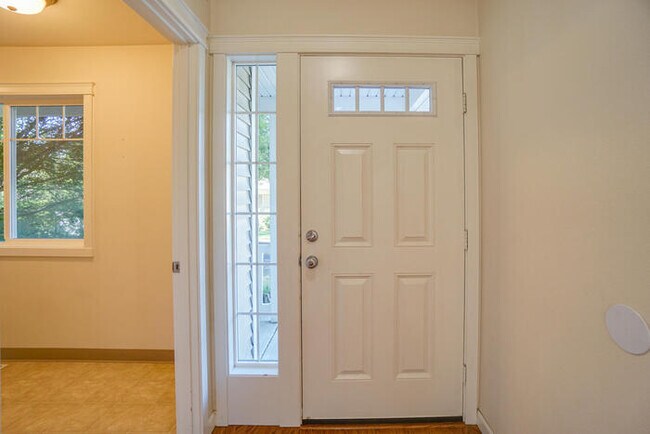 Building Photo - BEAUTIFUL THREE BEDROOM HOME IN VANCOUVER