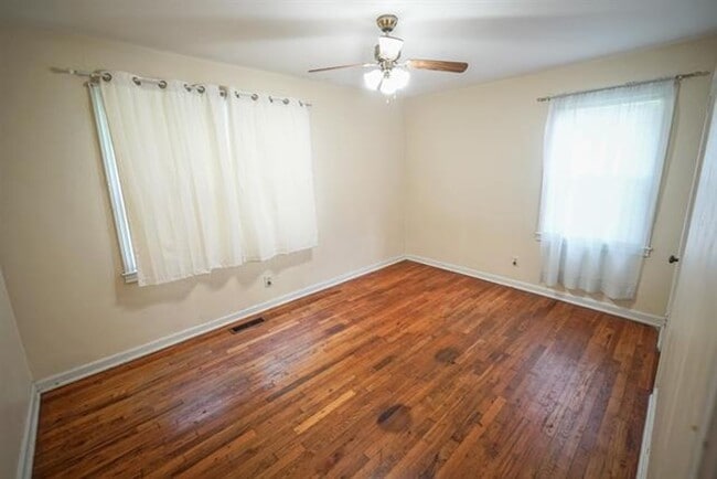 Building Photo - 4 bed 2 bath house,walk to the Stadium!! Available August 2026!