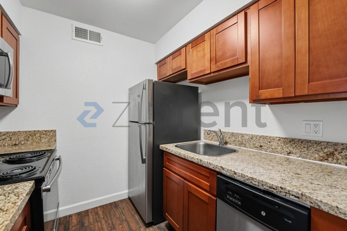 Building Photo - Unit B114