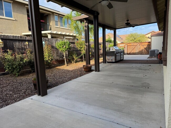 Building Photo - Immaculate Roseville property with solar!