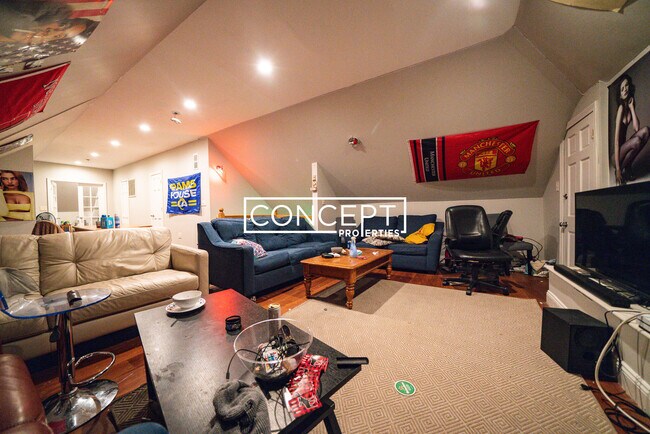 Building Photo - 63 Hillside St