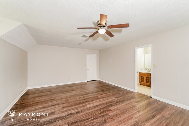 Building Photo - Inviting Three-Bedroom Home