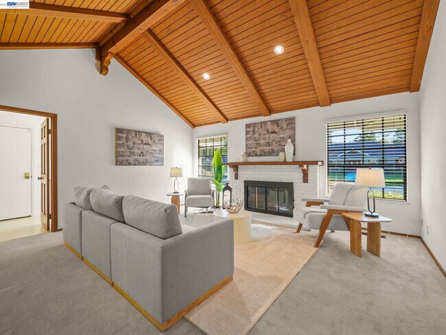 Building Photo - 261 St Paul Dr