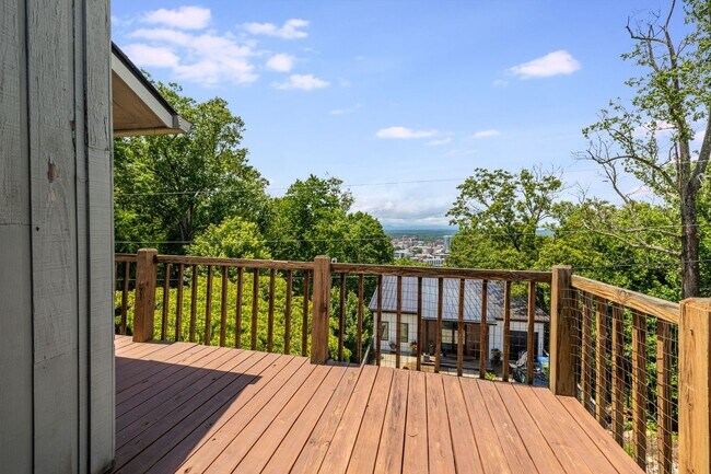 Building Photo - 2-Bedroom, 2-Bathroom Condo with Stunning Downtown Views