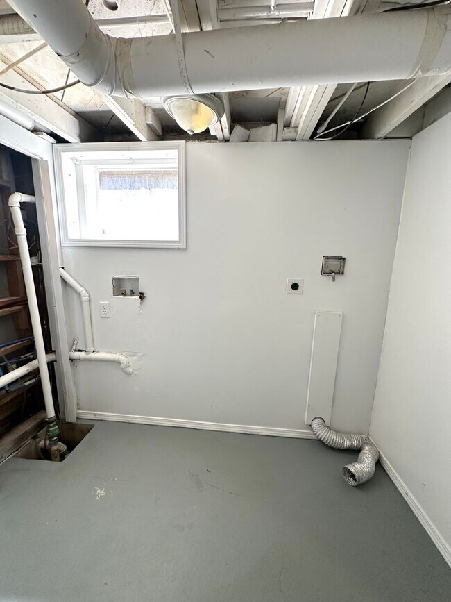 Building Photo - Spacious 4 Bed Home Near Bass Pro with Detached Garage & Fenced Yard