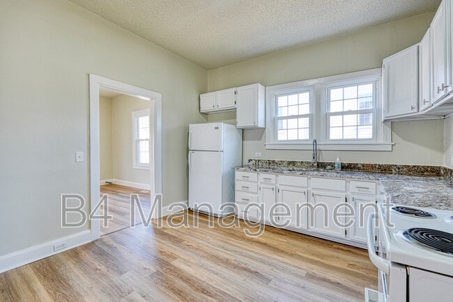 Building Photo - 555 W Peachtree St