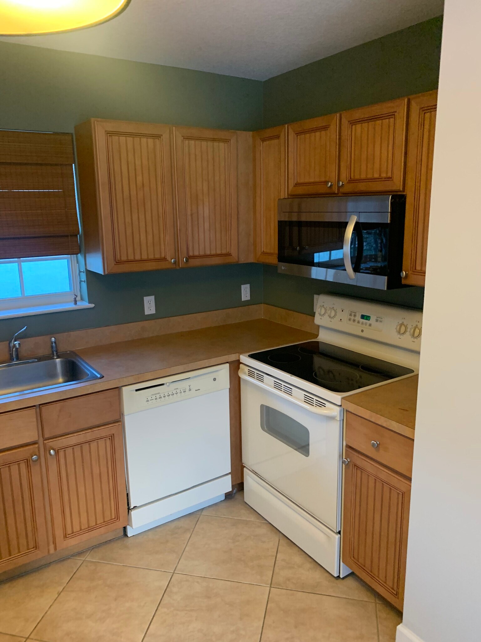 Building Photo - 529 SW Akron Ave