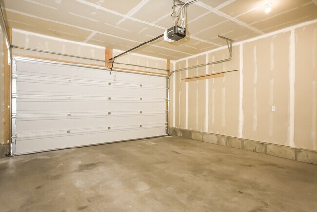 Building Photo - 4621 S W Pk Dr