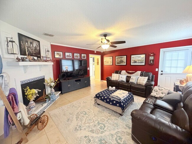 Building Photo - Fenced in 4 Bed 2 Bath in Mariners Landing