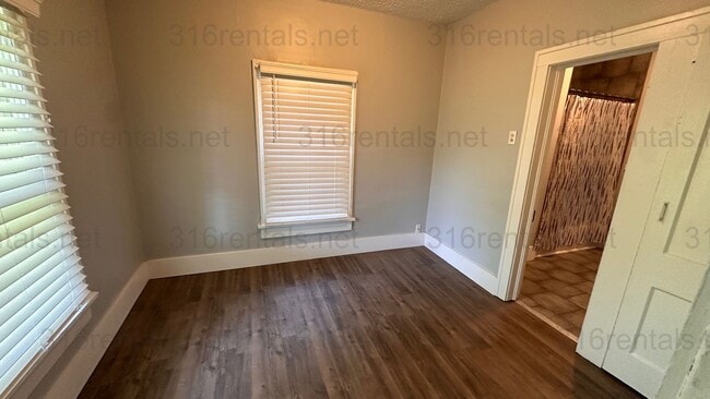 Building Photo - $849 - 2 bed 1 bath - Single Family Home L...