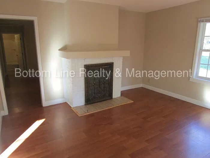 Building Photo - Room in Single Family Home on Plainview Rd