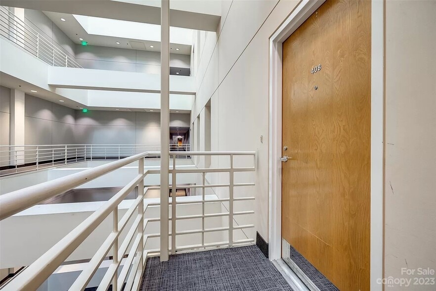 Building Photo - 127 N Tryon St