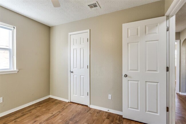 Building Photo - 645 Lloyd Ave