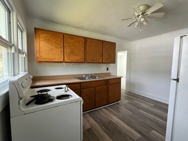 Building Photo - 206 Richlands Ave