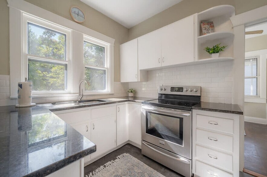 Building Photo - 5708 N Suwanee Ave