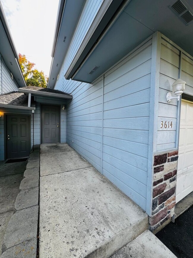 Building Photo - 3614 Fairbanks Ave