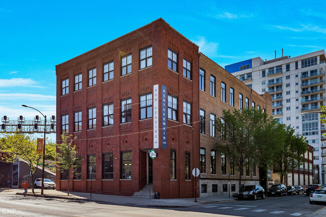 Building Photo - 731 N Sangamon St