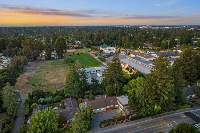 Building Photo - Spacious Menlo Park Retreat with 6 Bedroom...