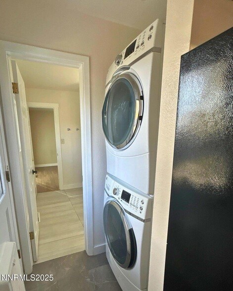 Building Photo - 640 James Ln