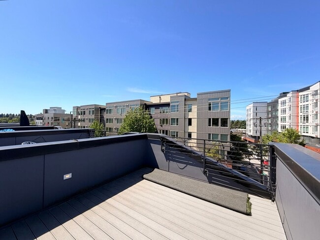 Building Photo - Modern & Spacious 3-Story Home in Seattle