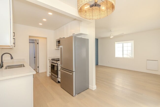 Building Photo - Showing NOW! Stylishly Remodeled 1-Bed/1-Bath Gem in Crown Point / Pacific Beach. Only $1500 DEPO...