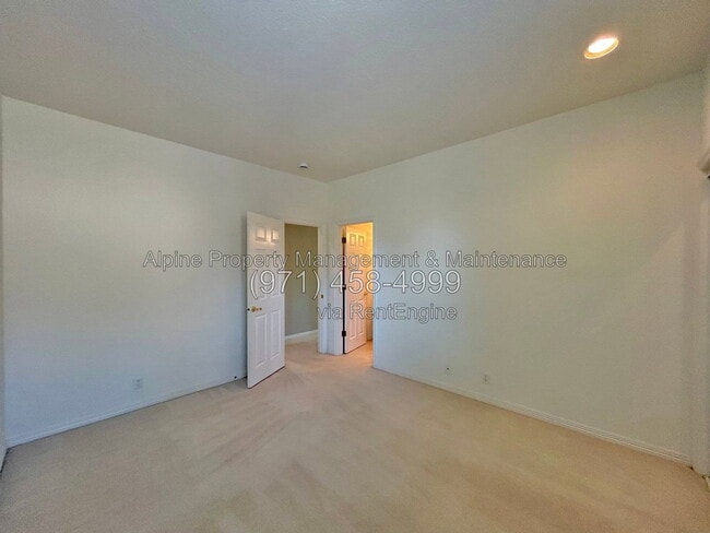 Building Photo - 820 NW Pebble Beach Way