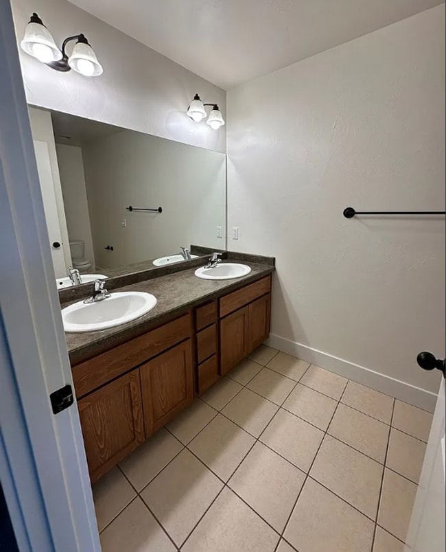 Building Photo - 4 Bedroom Townhome for Rent in Bozeman