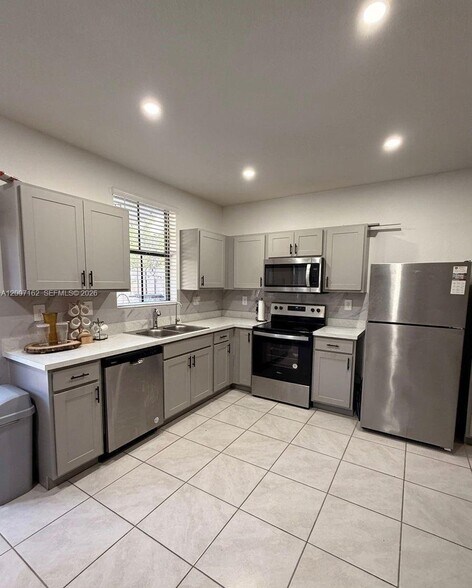 Building Photo - 470 NE 12th St