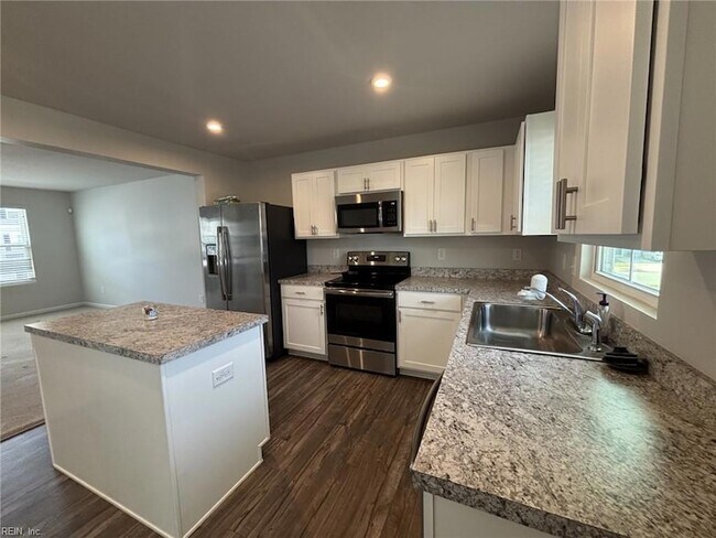 Building Photo - 2027 Petersen Way